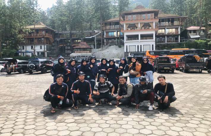 Plesiran ke Wisata Guci dalam Rangka Purna Tugas Ustadz Iqbal