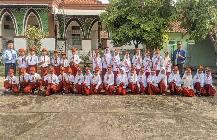 Peringatan Hari Pahlawan dalam Upacara Bendera di SD Islam Al-Irsyad Gintungreja