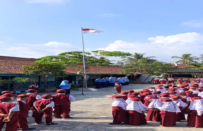 Upacara Bendera Ustazah Minna Khoirunnisa Ajak Siswa Menjaga Ucapan