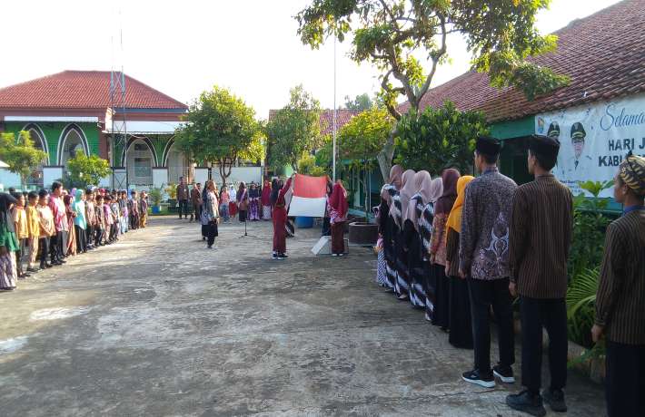 Semangat Kartini Warnai Upacara Bendera di SD Islam Al Irsyad Gintungreja