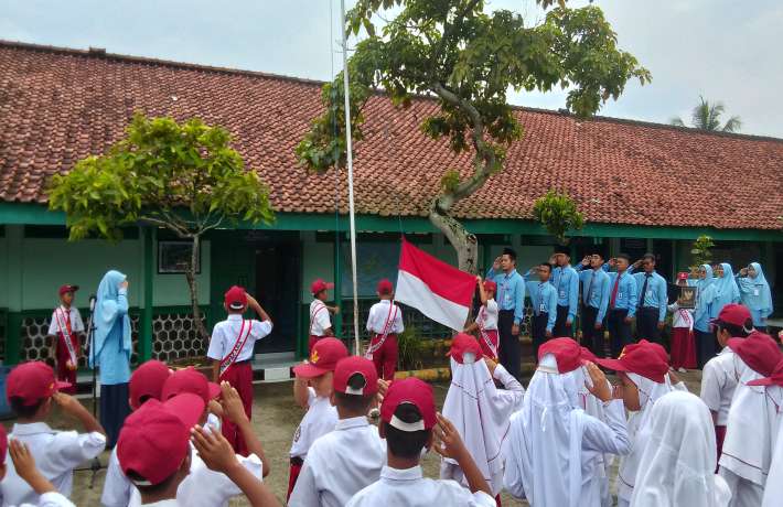 Upacara Bendera Peringatan Hari Pahlawan dengan Meneladani Semangat Juang di Sekolah dan di Rumah